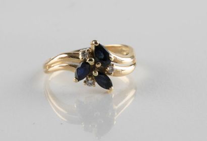 Bague en or jaune ornée de trois saphirs...