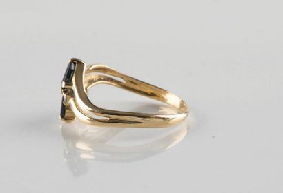 Bague en or jaune ornée de trois saphirs...