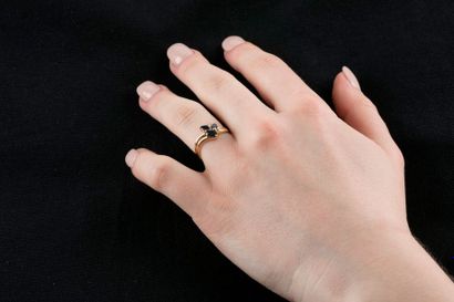 Bague en or jaune ornée de trois saphirs...