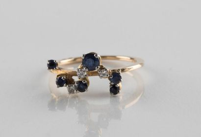 Bague en or jaune au décor mouvementé réhaussée...