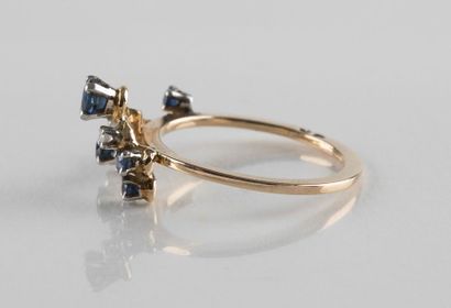 Bague en or jaune au décor mouvementé réhaussée...