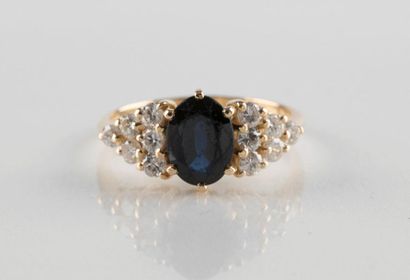 Bague en or jaune ornée au centre d’un saphir...