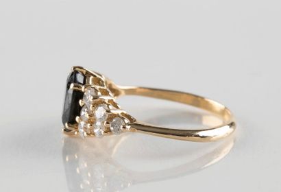 Bague en or jaune ornée au centre d’un saphir...