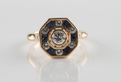 Bague en or jaune de forme octogonale ornée...