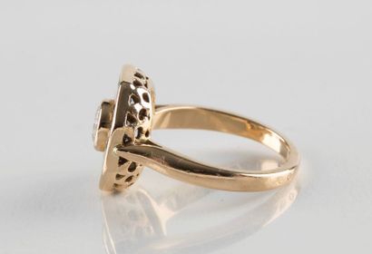 Bague en or jaune de forme octogonale ornée...