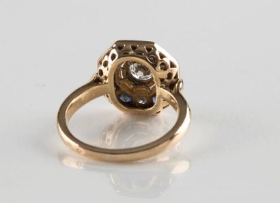 Bague en or jaune de forme octogonale ornée...