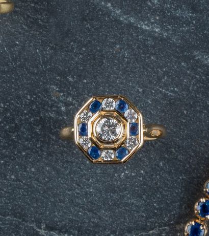 Bague en or jaune de forme octogonale ornée...