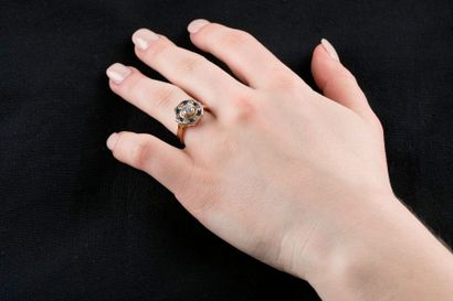 Bague en or jaune de forme octogonale ornée...