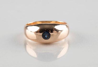 Bague jonc en or jaune ornée d'un saphir....