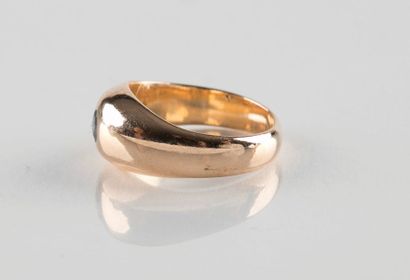 Bague jonc en or jaune ornée d'un saphir....
