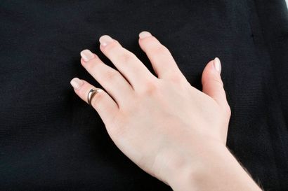 Bague jonc en or jaune ornée d'un saphir....