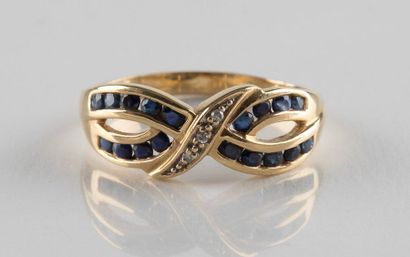 Bague en or jaune au décor mouvementé, ornée...
