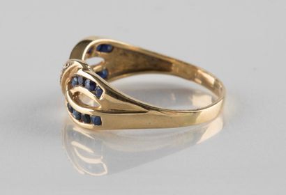 Bague en or jaune au décor mouvementé, ornée...