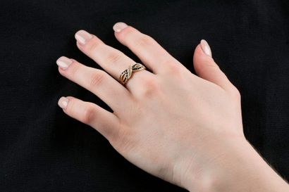 Bague en or jaune au décor mouvementé, ornée...