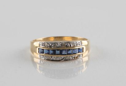 Bague or jaune ornée au centre d'une ligne...