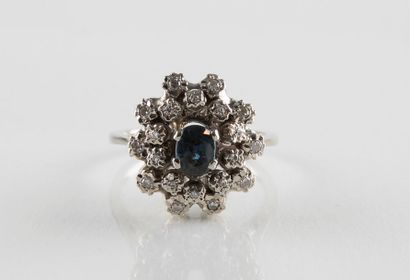Bague en or gris ornée au centre d’un saphir...