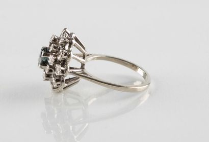 Bague en or gris ornée au centre d’un saphir...