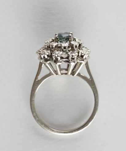 Bague en or gris ornée au centre d’un saphir...