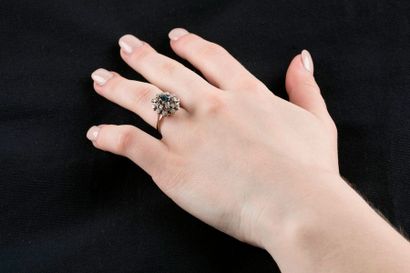 Bague en or gris ornée au centre d’un saphir...