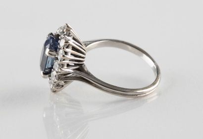 Bague en or gris ornée au centre d'un saphir...