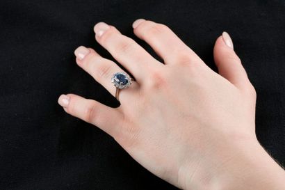 Bague en or gris ornée au centre d'un saphir...