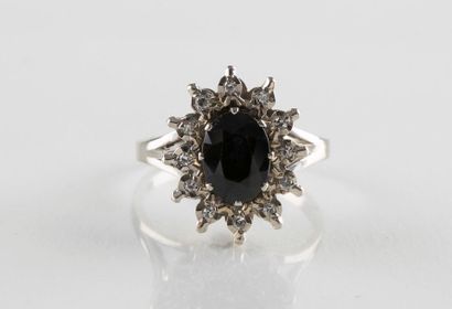 Bague marguerite en or gris ornée au centre...