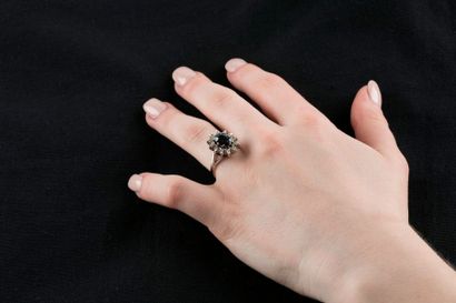 Bague marguerite en or gris ornée au centre...