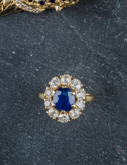 Bague en or jaune stylisant une marguerite,...