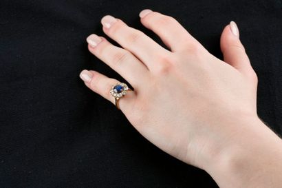 Bague en or jaune stylisant une marguerite,...