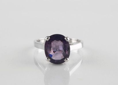 Bague en or gris retenant un saphir 