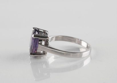 Bague en or gris retenant un saphir 