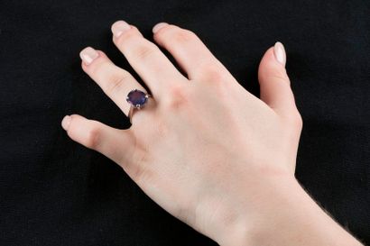 Bague en or gris retenant un saphir 