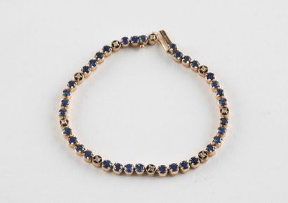 Bracelet en or ornée d'une rivière de trente-cinq...