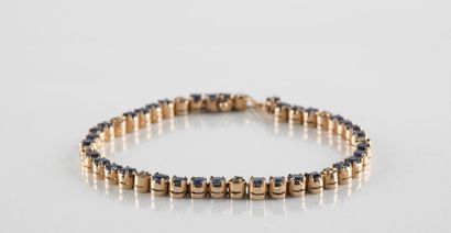 Bracelet en or ornée d'une rivière de trente-cinq...
