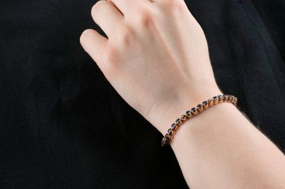 Bracelet en or ornée d'une rivière de trente-cinq...