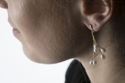 Paire de boucles d'oreilles fils retenant...
