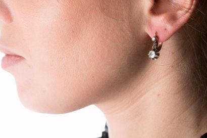 Paire de boucles d'oreilles dormeuses en...