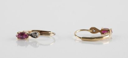 Paire de boucles d'oreilles dormeuses retenant...