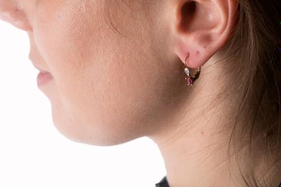 Paire de boucles d'oreilles dormeuses retenant...
