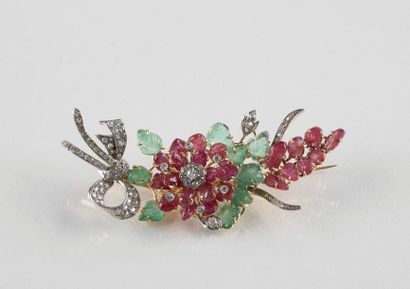 Broche en or jaune et or gris au décor de...