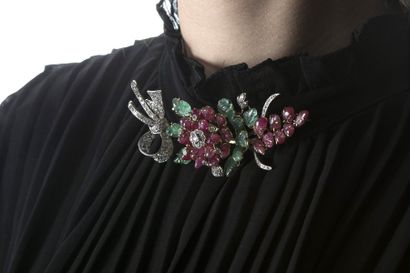 Broche en or jaune et or gris au décor de...