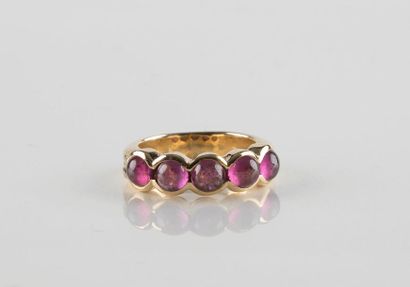 Bague massive en or jaune de forme arceau...