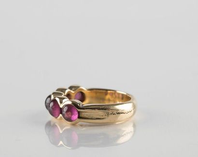 Bague massive en or jaune de forme arceau...