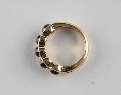 Bague massive en or jaune de forme arceau...