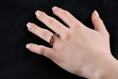 Bague massive en or jaune de forme arceau...