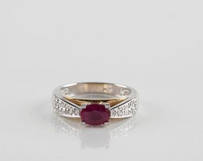 Bague en or jaune et or gris ornée au centre...