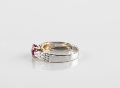 Bague en or jaune et or gris ornée au centre...