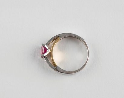 Bague en or jaune et or gris ornée au centre...