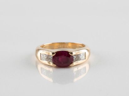 Bague en or jaune, forme jonc ornée au centre...