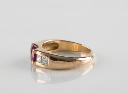 Bague en or jaune, forme jonc ornée au centre...